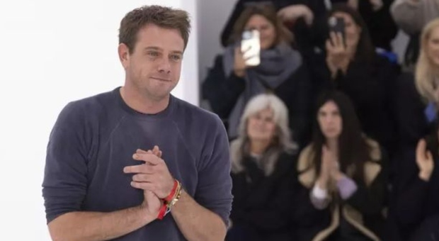 https://statics.cedscdn.it/photos/MED/2025/06/02/8873738_02115554_dior_jonathan_anderson_direttore_artistico_collezione_uomo_donna_oggi_2_6_2025.jpg
