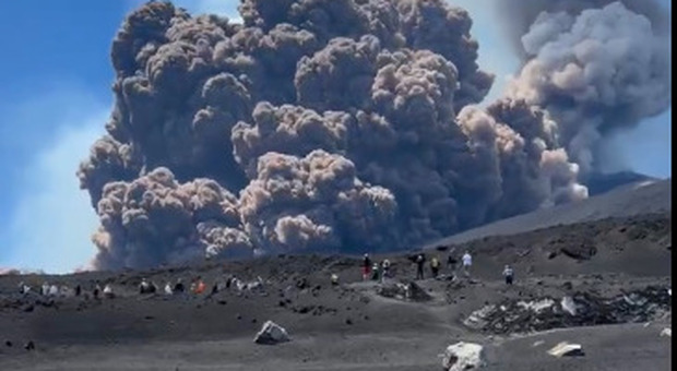 https://statics.cedscdn.it/photos/MED/2025/06/02/8873773_02123344_etna_1.jpg