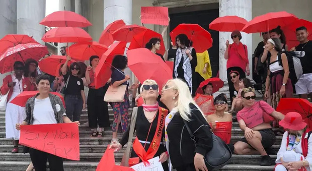 https://statics.cedscdn.it/photos/MED/2025/06/02/8873981_02165433_prostitute_a_venezia_flashmob_ombrelle_rosse_video_foto_oggi_2_6_2025.jpg