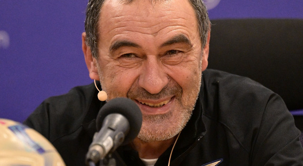 https://statics.cedscdn.it/photos/MED/2025/06/02/8873995_02171519_sarri_lazio_allenatore_ufficiale_annuncio_contratto_stipendio_oggi_2_6_2025.jpg