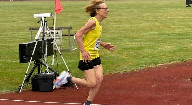https://statics.cedscdn.it/photos/MED/2025/06/02/8874161_02200934_sarah_roberts_atleta_runner_corre_record_mondo_75_anni_anni_oggi.jpg