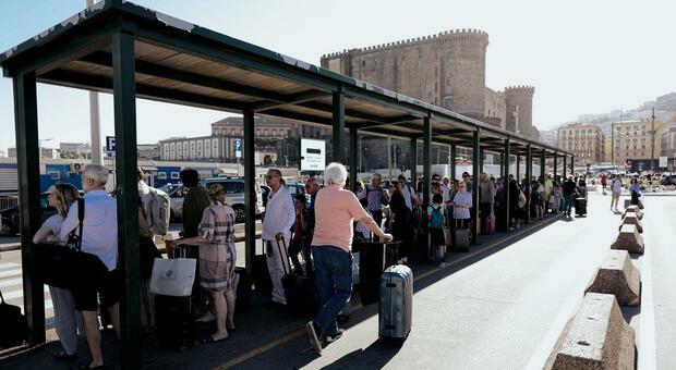Fila per i taxi al Beverello