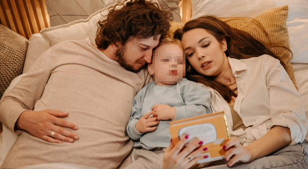 https://statics.cedscdn.it/photos/MED/2025/06/02/8874201_02210215_genitori_genz_libri_leggere_fiabe_figli_problema_schermi_social_youtube_tempo_ignoranza_scuola_fatica_lettura_oggi.jpg