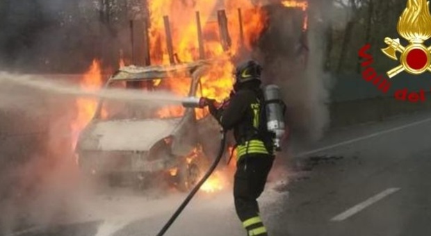 https://statics.cedscdn.it/photos/MED/2025/06/03/8875431_03091445_furgone_fiamme_rapina_lacchiarella.jpg