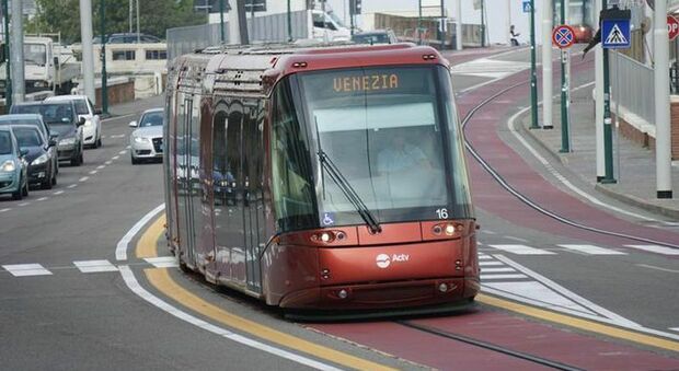 https://statics.cedscdn.it/photos/MED/2025/06/03/8875494_03102034_bambini_investiti_strisce_furgone_tram_sorpasso_mestre_oggi_3_6_2025.jpg
