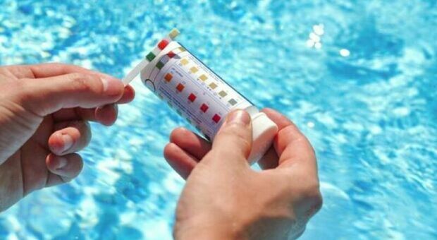 https://statics.cedscdn.it/photos/MED/2025/06/04/8877508_04071345_cloro_piscina_.jpg