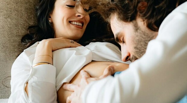 https://statics.cedscdn.it/photos/MED/2025/06/04/8877691_04112139_tu_hai_saputo_regalarmi_la_gioia_piu_bella._con_una_semplice_frase_sei_riuscita_a_farmi_dimenticare_tutto_il_buio_passato_pochi_mesi_prima_e_riportarmi_con_la_mente_alla_luce_che_solo_il_futuro_e_in_grado_di_.jpg