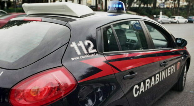 Coppia prende di mira le gioiellerie, arrestata dopo 7 furti: «Tempestavano di domande il commesso e poi lo distraevano»