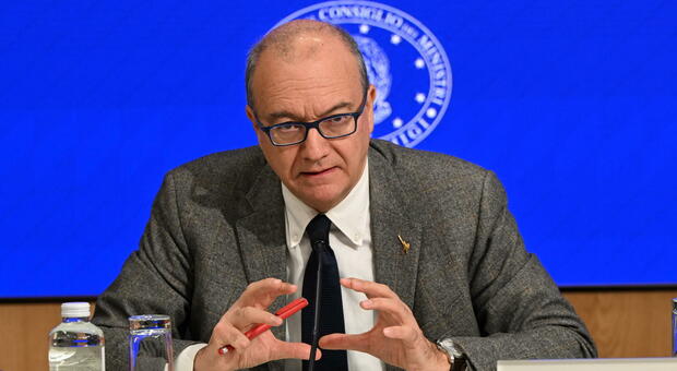 https://statics.cedscdn.it/photos/MED/2025/06/04/8878476_04220301_scuola_cellulare_vietato_liceo_valditara_oggi_4_6_2025.jpg