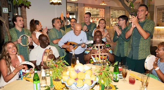 https://statics.cedscdn.it/photos/MED/2025/06/05/8880306_06141437_da_paolino_capri_prezzi_menu_look_ristorante_oggi.jpg