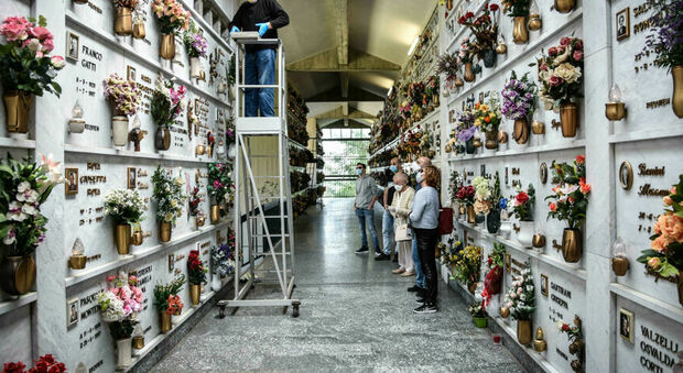 https://statics.cedscdn.it/photos/MED/2025/06/05/8880319_05115540_cimitero_ansa_2.jpg