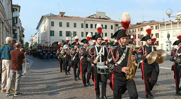 https://statics.cedscdn.it/photos/MED/2025/06/05/8880751_05185338_festa_arma_carabinieri_cerimonia_piazza_frutti_padova.jpg