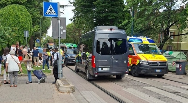 https://statics.cedscdn.it/photos/MED/2025/06/05/8880824_05193320_tram_furgone.jpg