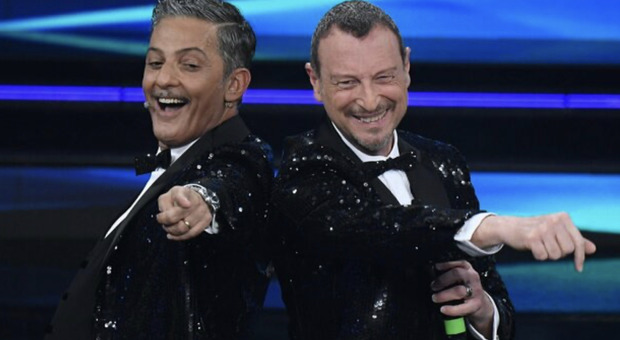 https://statics.cedscdn.it/photos/MED/2025/06/06/8882599_06153100_amadeus_fiorello.jpg