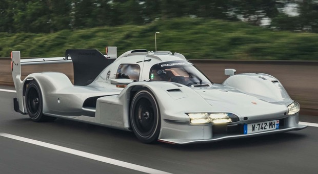 https://statics.cedscdn.it/photos/MED/2025/06/06/8882645_06162318_porsche_963_rsp_3_.jpg