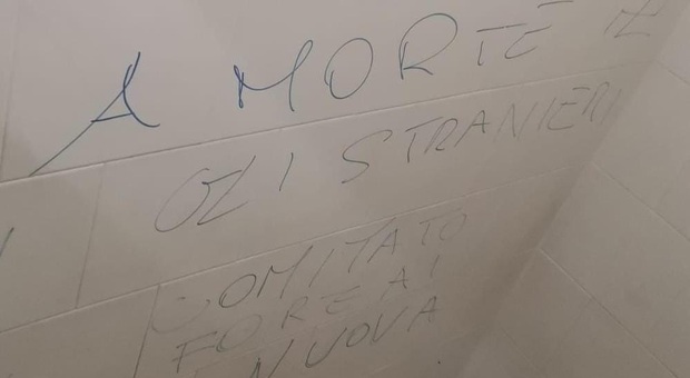 Svastiche e scritte razziste sui muri dell'azienda, l'ira dei sindacati: «La Procura deve indagare. Non è un caso isolato»
