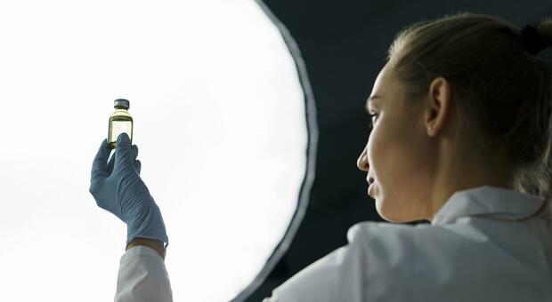 https://statics.cedscdn.it/photos/MED/2025/06/06/8882904_06203512_ricercatore_femminile_nel_laboratorio_che_tiene_la_bottiglia_del_vaccino_accanto_alla_luce.jpg