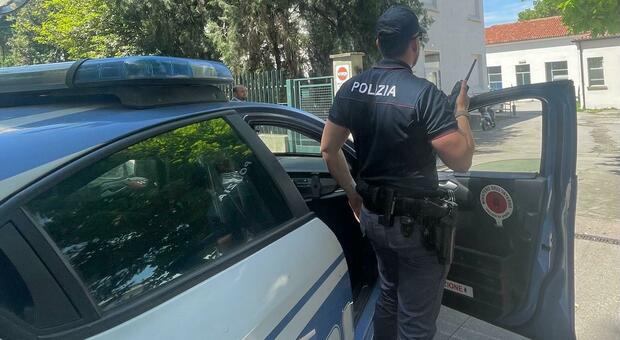 Spaccia cocaina davanti a scuola, genitori e passanti lo segnalano alle forze dell'ordine: straniero arrestato