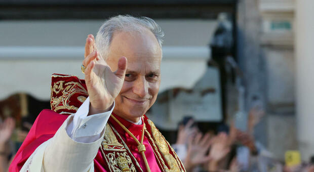 https://statics.cedscdn.it/photos/MED/2025/06/07/8884349_07125806_papa_leone_arriva_tardi_udienza_scuse_pasqua_stesso_giorno_cristiani_oggi_7_6_2025.jpg
