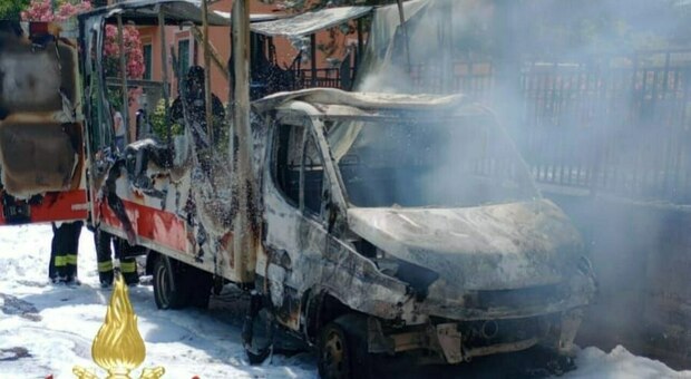 Furgone parcheggiato a bordo strada avvolto dalle fiamme, il calore danneggia le due macchine vicine: paura per le case circostanti
