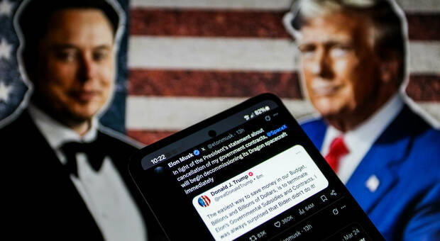 https://statics.cedscdn.it/photos/MED/2025/06/07/8884511_07165308_musk_contro_trump.jpg