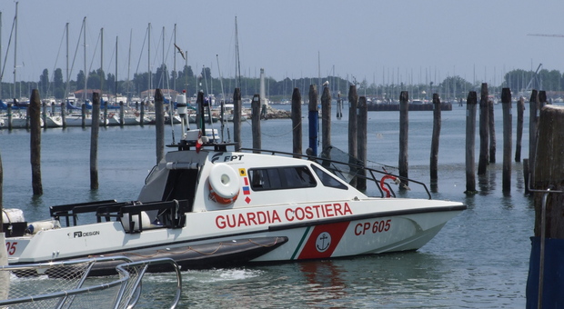 https://statics.cedscdn.it/photos/MED/2025/06/07/8884789_07201447_barca_remi_capovolta_la_certosa_isola_cinque_persone_acqua_salvataggio.jpg