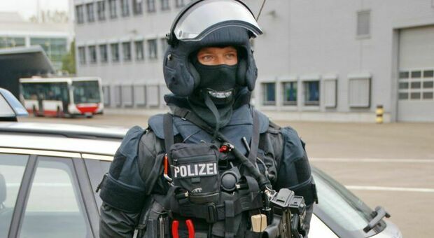 https://statics.cedscdn.it/photos/MED/2025/06/07/8884813_07221712_poliza_monaco.jpg