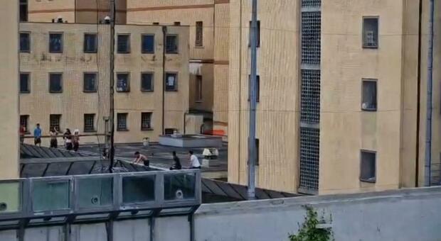 https://statics.cedscdn.it/photos/MED/2025/06/08/8885940_08084811_detenuto_stuprato_torturato_compagni_cella_omissioni_agenti_marassi_genova_oggi_8_6_2025.jpg