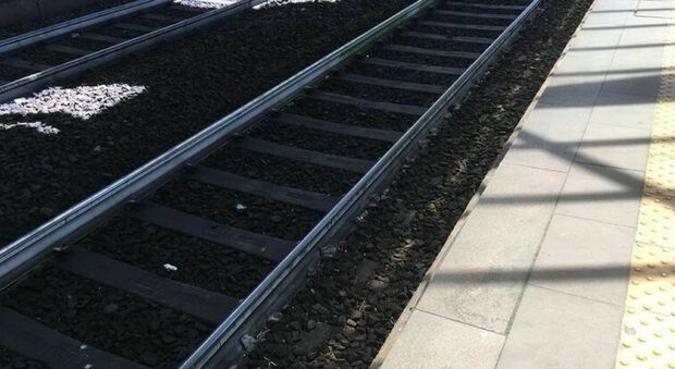 https://statics.cedscdn.it/photos/MED/2025/06/08/8886206_08153720_perde_controllo_auto_abbandonata_binari_incidente_ferroviario_viterbo_oggi_8_6_2025.jpg