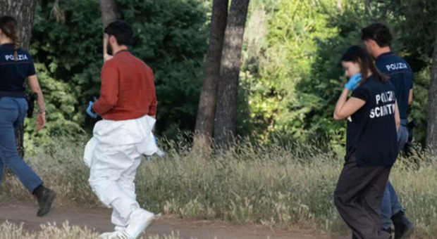 https://statics.cedscdn.it/photos/MED/2025/06/08/8886227_08161838_cadaveri_villa_pamphili_mamma_figlia_morte_scientifica_materiale_indagine.jpg
