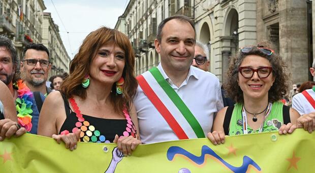 https://statics.cedscdn.it/photos/MED/2025/06/08/8886234_08162812_pride_torino_vladimir_luxuria_ungheria_vietato_fascismo_governo_complice.jpg