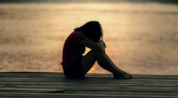 https://statics.cedscdn.it/photos/MED/2025/06/08/8886330_08183513_solitudine_20_anni_amicizia_iperconnessione_depressione_oggi.jpg