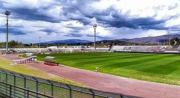 Arezzo, papà di un ragazzino di 12 anni picchia l'arbitro dopo un torneo giovanile: fermato grazie alle telecamere