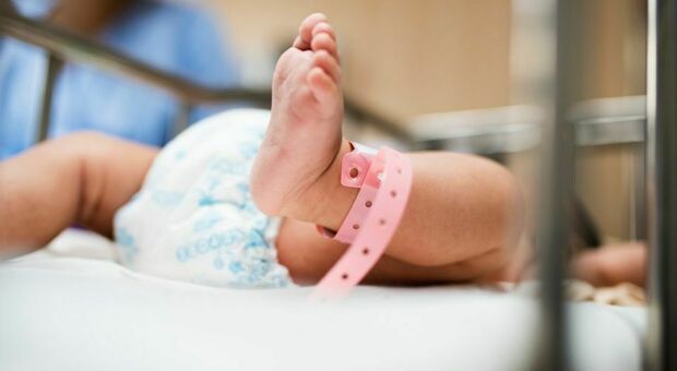 https://statics.cedscdn.it/photos/MED/2025/06/09/8887580_09104251_neonato_grave_napoli_compagno_mamma_filmati_genitori_vibonati_oggi_9_6_2025.jpg