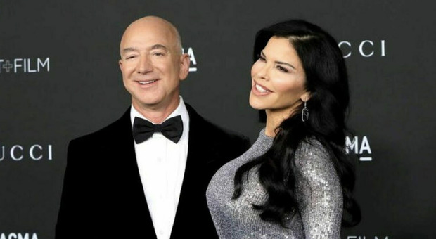 https://statics.cedscdn.it/photos/MED/2025/06/09/8887849_09160541_jeff_bezos_lauren_sanchez.jpg