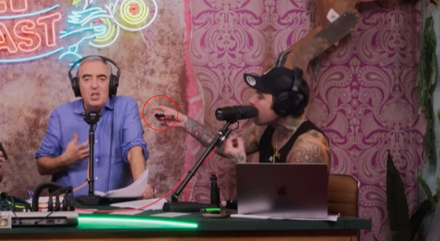 https://statics.cedscdn.it/photos/MED/2025/06/09/8888057_09193412_fedez_gasparri_canna.jpg