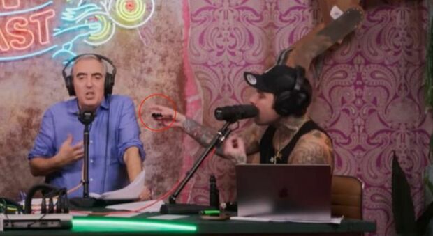 Fedez si prepara uno spinello davanti a Gasparri: «Questa è erba illegale, la compro da uno spacciatore». E' polemica