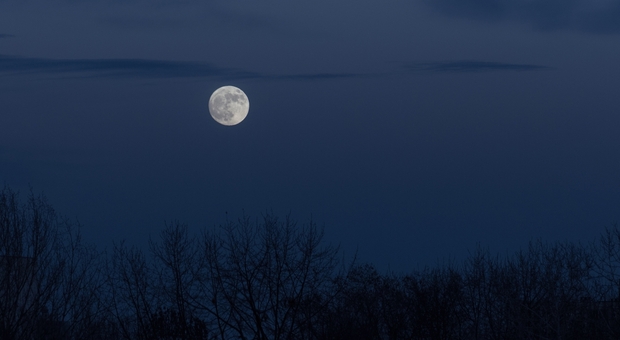 https://statics.cedscdn.it/photos/MED/2025/06/10/8889478_10095203_full_moon_dark_sky_moonrise.jpg