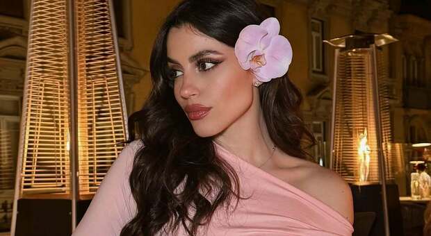 https://statics.cedscdn.it/photos/MED/2025/06/10/8889559_10111535_lavinia_mauro_uomini_e_donne_tronista_attacchi_di_panico_maschio_selvaggio_oggi_10_6_2025.jpg