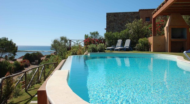 https://statics.cedscdn.it/photos/MED/2025/06/10/8889846_10155655_swimming_pool_2386261_1920.jpg