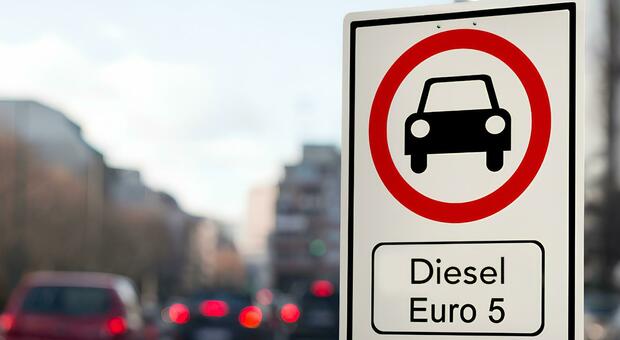 https://statics.cedscdn.it/photos/MED/2025/06/10/8890130_10195912_diesel_euro_5_divieto_1_.jpg
