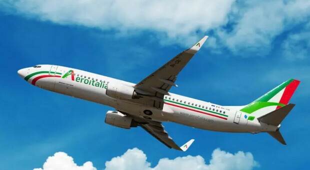 https://statics.cedscdn.it/photos/MED/2025/06/11/8891736_11121515_volo_aeroitalia_cagliari_milano_mascherine_ossigeno_paura_oggi_11_6_2025.jpg