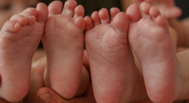 https://statics.cedscdn.it/photos/MED/2025/06/11/8891855_11144115_feti_parto_rarissimo.jpg
