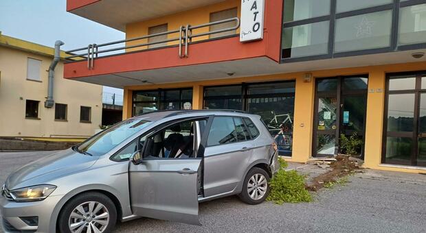 Spaccata al negozio di bici, auto usata come ariete. La titolare: «Questa è la decima volta, abbiamo paura succeda qualcosa quando siamo dentro»