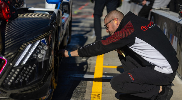 Un tecnico Brembo al lavoro su una hypercar