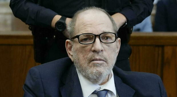 https://statics.cedscdn.it/photos/MED/2025/06/11/8892210_11201630_harvey_weinstein.jpg