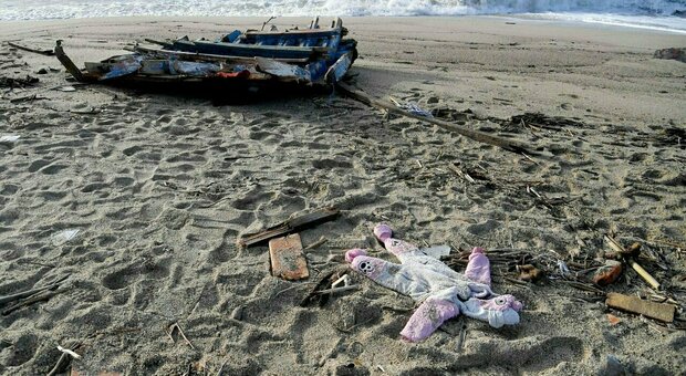 https://statics.cedscdn.it/photos/MED/2025/06/11/8892215_11201815_strage_cutro_scafista_condanna_30_anni_94_morti_oggi_11_6_2025.jpg