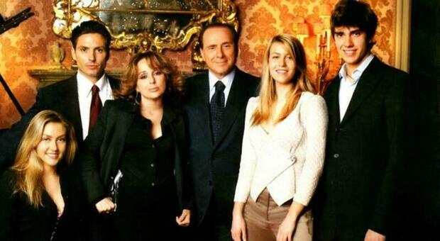https://statics.cedscdn.it/photos/MED/2025/06/11/8892268_11205858_silvio_berlusconi_morto_piersilvio_messa_arcore_marta_fascina_oggi_11_6_2025.jpg
