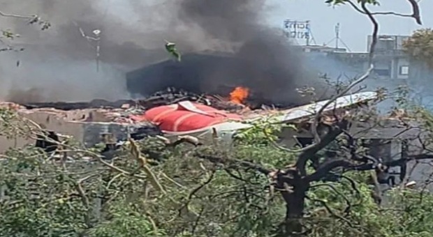 https://statics.cedscdn.it/photos/MED/2025/06/12/8893845_12112944_aereo_air_india_precipitato1.jpg