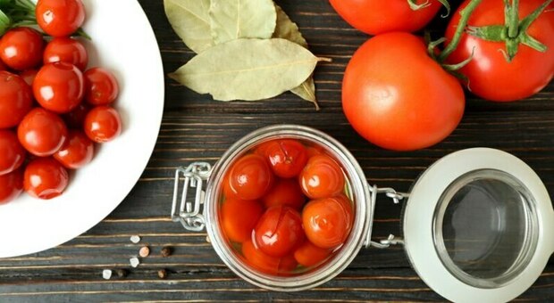 https://statics.cedscdn.it/photos/MED/2025/06/12/8894279_12184732_pomodori_pelati_classifica_migliori_italia_gambero_rosso_oggi_12_6_2025.jpg
